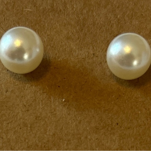 Jewelry - Elegant Fashion White Pearl-like Stud Earrings